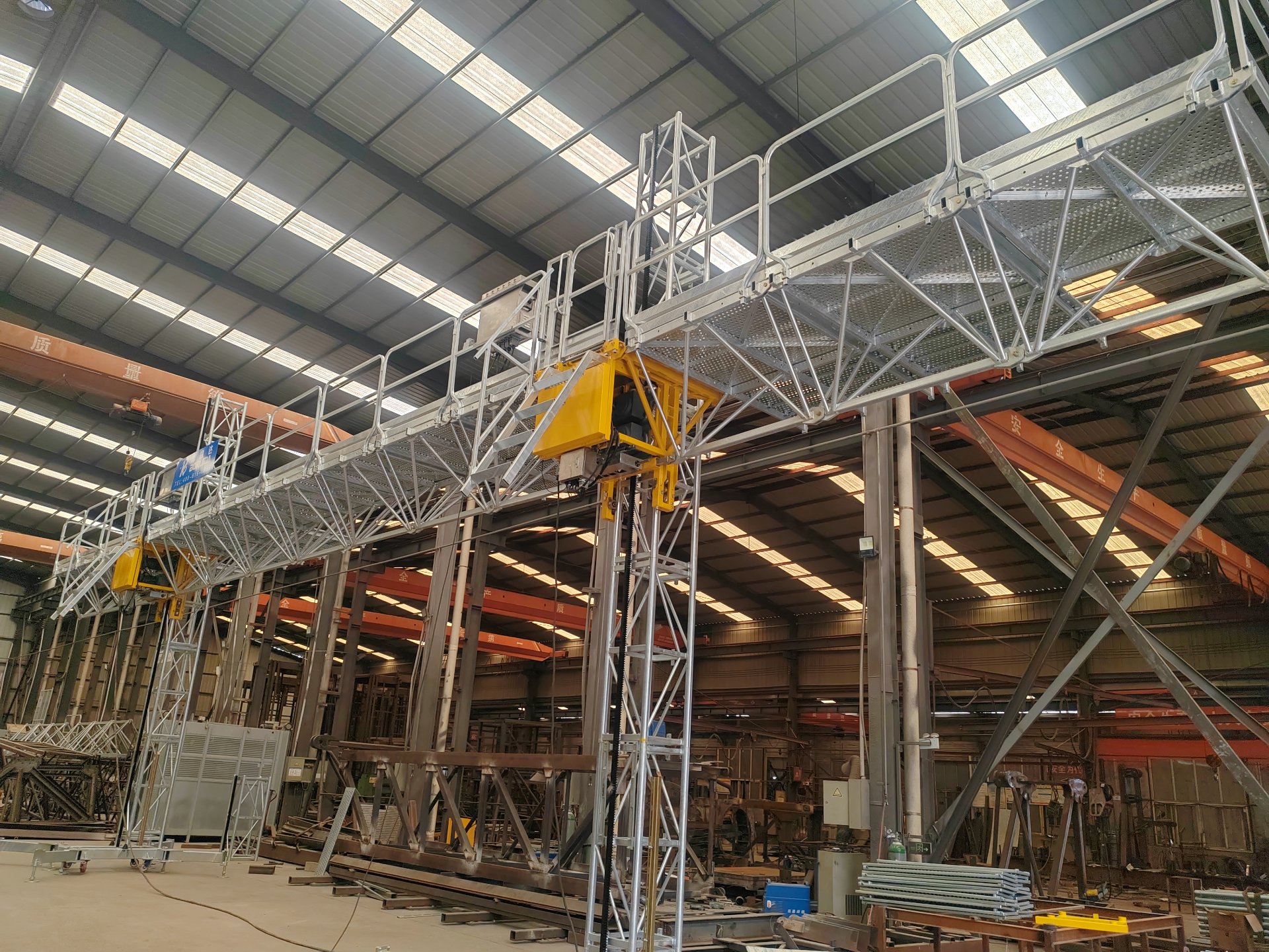 Mast climbing work platform tested inside the production hall